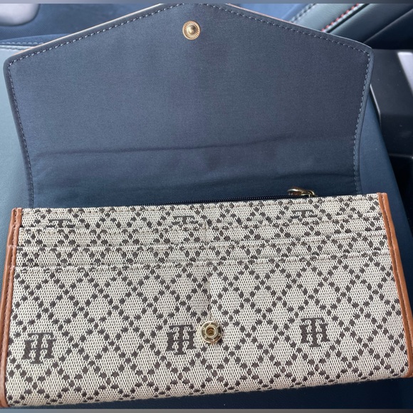 Tommy Hilfiger Clasp Wallet - Picture 3 of 4
